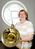 Kapellmstare Pivi Pyymki r mngkunnig inom bls- och arbetarmusik och hon undervisar unga blsare. – Det finns kompositrer som skriver ny blsmusik, men ingen som skriver ny arbetarmusik. Men vi har ju vra hrliga gamla marscher och valser, sger Pivi Pyymki. Foto: JANNE RUOTSALAINEN