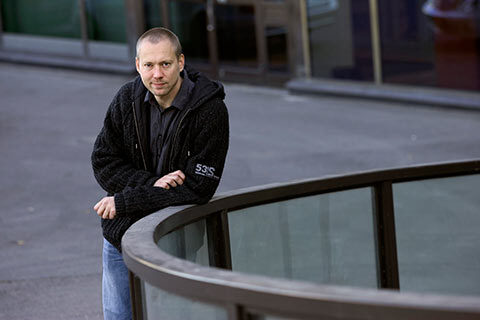 Rolle Alho granskar relationen mellan facket och invandrarna i sin doktorsavhandling. Han r frvnad ver att s f forskar i den finlndska fackfreningsrrelsen som har en central roll i vrt samhlle. Foto: PATRIK LINDSTRM