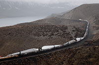 Transporten av vindmllekomponenter frsiggr med bde lastbil, tg, skepp och helikopter. Hr r ett tg p vg genom USA med vingar, var och en av dem 44 meter lng. Foto: VESTAS