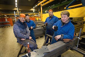Kaffepaus p JP-Metalli i S:t Karins. Viktor Vardov, Viktor Goman, Jevgeni Vasilenko har alla rekryterats till jobbet — och facket — av Viktor German t.h. Foto: ROBERT SEGER