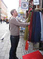 Tv lnghalsdukar fr 140 danska kronor, knappt 19 euro, skyltar Zarcillo med p Strget. – Vi frsker hlla skliga priser, sger vd Christopher Doxryd. Han har sjlv beskt fabrikerna i Kina drifrn det mesta importeras. Foto: INGEGERD EKSTRAND