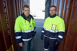Hamnens stuvare kom i klm nr utskeppningen av papper minskade. Huvudfrtroendeman Petri Saikkonen (t.v.) och arbetarskyddsfullmktige Ari Paronen lyckades nd frhandla fram hyggliga omstllningsvillkor. Foto: PATRIK LINDSTRM