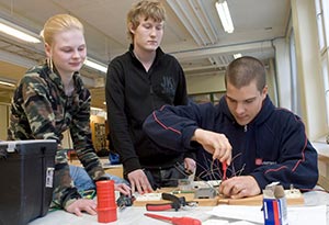 Juho Turunen t.v. och Jarmo Peura fr sin elektrikerexamen i vr. Kaisla Kortelampi fr sina papper frn Vallgrds yrkesskola i hst. Foto: PATRIK LINDSTRM