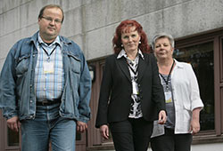 Fullmktigeledamterna Jorma Pimperi, Tuija Linna-Pirinen och Eija Selander vlkomnade snuttjobbsprogrammet. Linna-Pirinen hoppades att ocks de olika partierna skulle uppmrksamma saken i kommunalvalet — och ocks frverkliga sina lften. Foto: TUULIKKI HOLOPAINEN