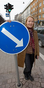 Om Johanna Saarela fick besluta skulle hon frm privatbilisterna att allt mer anvnda den kollektiva trafiken. Dagarna i nda susar bilarna ttt lngsmed Vesijrvigatan i centrala Lahtis. Foto: PATRIK LINDSTRM