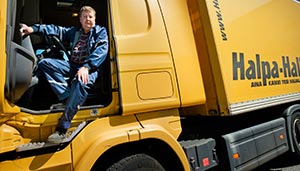 – Jag r lngtradarchauffr, och kan inte tnka mig gra annat. P vgen r man fri, har ingen boss som ger rd och kollar bakom ryggen. Men ibland har jag funderat ver om det r vrt att vara borta hemifrn s mnga kvllar och ntter, sger Kari Markkanen i Karleby. Foto: ESA MELAMETS