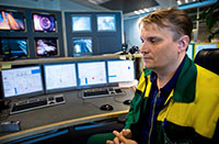 Att vervaka sju monitorer ocks under vargtimmen krver att sinne och syn har full skrpa. Blir det sand i gonen gr Marko Vuorensivu en kontrollrunda till fots, eller dricker en kopp kaffe. Foto: ESA MELAMETS