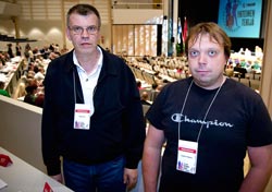 Kongressombuden Harry Malm (t.v.) och Magnus Lindholm vill nnu vnta och se vad utredningarna av Team-projektet visar. Foto: JANNE RUOTSALAINEN