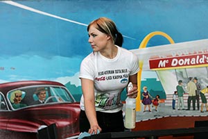 Julia Schorim, 17-rig helsingforsare, har vid sidan om studierna arbetat p McDonald’s sedan frra hsten. Nu r det paus i studierna och sommaren frlper i arbetets tecken. Foto: TUULIKKI HOLOPAINEN