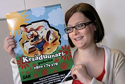 Suvi Silkivi svarar i sommartelefon. Foto: TUULIKKI HOLOPAINEN