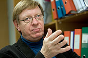 – Nanoteknologin tillfr produkter mnga goda egenskaper. Men vi vet alltfr lite i dag om hur de minimala nanopartiklarna kan pverka vr hlsa, sger professor Kai Savolainen p Arbetshlsoinstitetet. Foto. PATRIK LINDSTRM