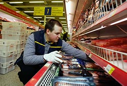Simo Saarikivi bjer sina knn nr han fyller bakre delen av den nedersta hyllan. Det sparar ryggen. Foto: JAAKKO KILPIINEN