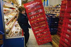 Den lilla och spda Terhi Luoma transporterar de tunga lassen i S-market i Lieksa med hjlp av riktiga grepp och lmpliga hjlpmedel. Foto: JAAKKO KILPIINEN