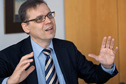 Lauri Lyly har alltid sett sig som en frnyare. – Det viktigaste r att man vgar frndra och fatta beslut, oberoende av lder, sger han. Foto: PATRIK LINDSTRM