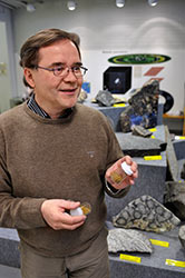 Malmtillgngarna mste rcka i minst 10–20 r, sger professorn i geologi och mineralogi vid Uleborgs universitet Seppo Gehr. Han hller ngot historiskt i handen; burkarna innehller Soklis lateritmalm som bildats genom berggrundens frvittring fr 60 miljoner r sedan. D lg Finland ungefr dr ekvatorn ligger i dag. Foto: HARRI NURMINEN