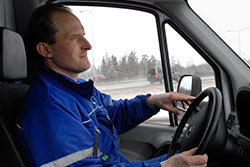 - Trafikskerhet diskuteras sllan p arbetsplatsen, sger Marko Neva som fr Itellas rkning levererar paket till fretagskunder. Foto: SYNNVE RABB