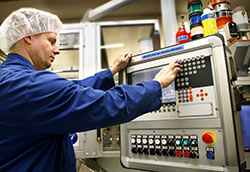 Petri Pekkarinen som tagit en specialyrkesexamen i plastteknik r stolt ver sin examen. Foto: PIRJO MAILAMMI