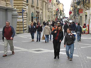Euro har varit Maltas valuta i drygt ett r. Det tidigare stora inslaget britter har minskat p gatorna i Valetta. Vxelkursen fr pundet har gjort att det tidigare stora inslaget britter minskat p gatorna i Valletta. Foto: INGEGERD EKSTRAND