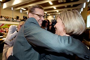 Grattis! Nya ordfranden Lauri Lyly fr en gratulationskram av fullmktigeordfranden Tuire Santamki-Vuori. Foto: TUULIKKI HOLOPAINEN