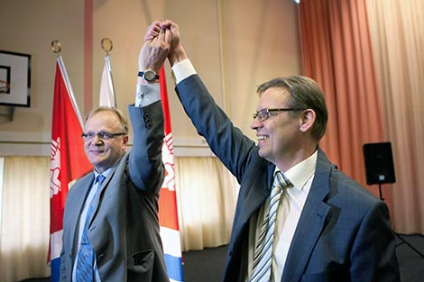 FFC 2009. Lauri Ihalainen t.v. lämnar nu över ordförandeposten till en annan Lauri, Lauri Lyly. Valet var enhälligt i fullmäktigesalen, sedan Lyly besegrat motkandidaten Petri Vanhala vid omröstningen i den socialdemokratiska gruppen. Foto: TUULIKKI HOLOPAINEN