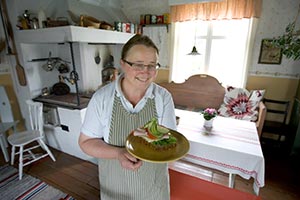 Dags fr mellanml. I Katiskas stugkk kan frbipasserande smrja krset med Marja Saaris delikatesser. Foto: PATRIK LINDSTRM