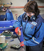 Sari Mansikka-Aho har arbetat med elektronikskrotning i sex r. Hon knner sig inte orolig fr att exponeras fr farligt damm.  Foto: JOHANNES TERVO
