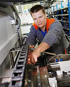 Tekniska stdpersonen Sami Soikkeli ser till att elektronikfabrikens maskiner fungerar ocks under recessionstider. Foto: TIMO HEIKKALA