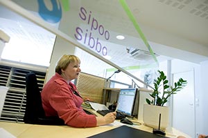 – Luften tar slut ibland hr i aulan. D ppnar vi helt enkelt drren, sger servicerdgivare Barbro Lindqvist. En luftvrmepump till r p kommande. Foto: PATRIK LINDSTRM