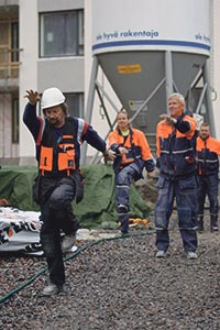 Skanska har i ngra r satsat p uppvrmningsvningar p byggena. Med uppmjukade muskler r risken fr skador mindre. Foto: PATRIK LINDSTRM