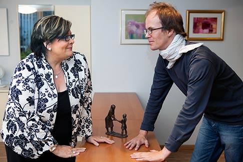Ann Selin och Jukka Peltokoski diskuterar förbättringar i prekariatets ställning på arbetsmarknaden. Det slutar inte i gräl, men metoderna är de osams om. Foto: TUULIKKI HOLOPAINEN