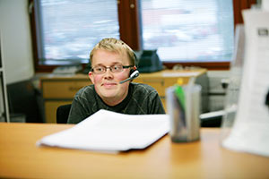 Simo Kilpelinens muskelsjukdom r inget hinder fr arbetet. Kontorsarbetet lper vl d pappren r p rtt hjd. Foto:  Foto: WILMA HURSKAINEN
