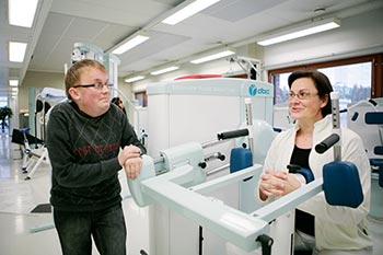 OMT-klinikens anlggningar r bekanta fr Simo Kilpelinen, som har hand om fysioterapifretagets ekonomi. Invid honom fysioterapeut Elina Lamminmki. Foto: WILMA HURSKAINEN