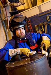 Svetsaren Jonne Uotila i Kaland r dv sedan fdseln, men det har inte varit ngot hinder i arbetet.Svetsaren Jonne Uotila i Kaland r dv sedan fdseln, men det har inte varit ngot hinder i arbetet. Foto: ROBERT SEGER