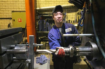 Duong The Vinh var bara 11 r nr han kom till Finland. Han r helt integrerad som finlndare, men hans vietnamesiska identitet r ocks mycket viktig fr honom.  Foto. JOHANNES TERVO