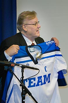 Skjortbyte. Kemifrbundets ordfrande Timo Vallittu blir nu lagkapten fr ett nytt TEAM. Foto: JOHNNY KORKMAN