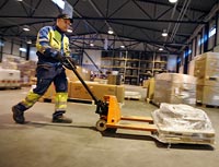 Chauffrerna p distributionsbilar p stan- och nromrdesrutter arbetar omkring tvtredjedelar av tiden utanfr chauffrshytten. Foto: ALEKSI MAKKONEN