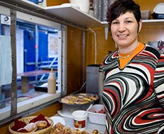 Anita Ahola tillreder sjlv husmanskosten frn brjan till slut. Foto: ISMO HENTTONEN