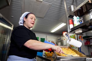 Storkkskocken Josefiina Salmn tycker att matlagning r ett ansvarsfullt men tacksamt arbete. I bakgrunden arbetskamraten Tanje Porali. Foto: TUULIKKI HOLOPAINEN