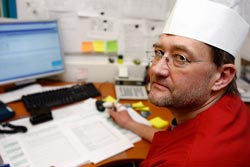 Bengt Sjblom, kostchef vid sjukhuskket, sger att lget r mycket besvrligt. Redan nu har man flera lngtidssjukskrivna i kket. Hur blir det i framtiden nr nnu frre ska gra samma jobb? Foto: ROBERT JANSSON