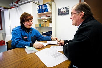 Avtal p svenska d frhandlingar frs p svenska. Det konstaterade huvudfrtroendeman Mariann Hger och ekonomichefen Ralf Gustafsson p metallfretaget Elho i Pedersre i Lntagaren i mars 2008. Foto: ESA MELAMETS