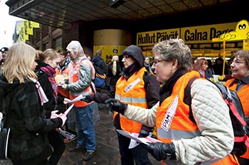 Handelns arbetsstopp i april stngde inte alla affrer. Strejkvakter framfr Stockmanns i Helsingfors var frtroendeman Rita Lwenhild (t.v.) och Tarja Savolainen. Foto: TUULIKKI HOLOPAINEN