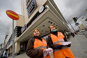  bo hll Sokos stngt som sig br under en strejk. Strejkvakterna Katri Marku-Virtanen t.v. och Johanna Lehto stod p pass i Viklundska hrnet invid Salutorget. Foto: ROBERT SEGER