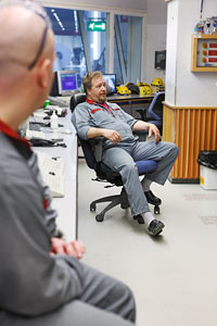 Pappersmaskinsktaren Esa Salmi ogillar att mstarna utfrs pappersarbetarnas jobb och drmed frlorar sin yrkesstolthet. Det frsmrar ocks relationerna mellan frbunden. Foto: ALEKSI MAKKONEN