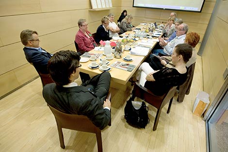 Alla kring det avlånga bordet i riksdagen, partiernas representanter och medlemmarna i e FFC:s svenska sekretariat, var rörande eniga om att kollektivavtal på svenska är både nödvändiga och självklara. Sekretariatets ordförande Christian Bäcklund tog händerna till hjälp då han lader ut texten. Foto. PATRIK LINDSTRÖM