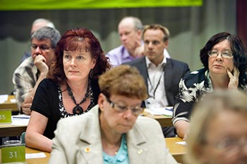 Avtalsrean debaterades ochks livligt p FFC:s fullmktigemte. Tuija Linna-Pirinen, JHL, andra raden t.v. efterlyste klara regler d servicen bolagiseras med hnvisning till chauffrernas situation i Helsingfors. Foto: PATRIK LINDSTRM