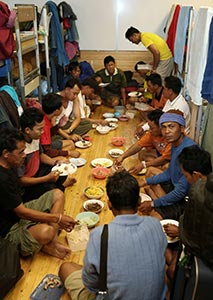 Riitan Herkku Oys thailndska brplockare hller matpaus i Kuosku skola i Savukoski. Foto STR/LEHTIKUVA/Pekka Aho