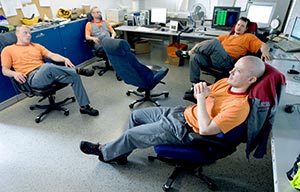 Kvartetten processktare p kartongfabriken, Pasi Ukkola, Janne Peltola, Jarkko Tani och Sami Ukkola r delade i sina sikter om frsket med korta skiften, en del av Hyvis-projektet.  Foto: PATRIK LINDSTRM