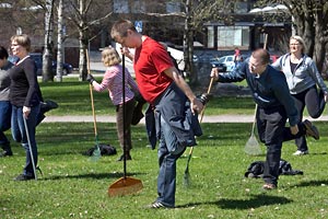 Nyttomotion. Personalen p Vanda stads planekontor krattade parken tillsammans. Foto: TUULIKKI HOLOPAINEN