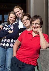 Tillsammans med de entusiastiska motionrerna Raija Lehtola och Merja Kuparinen uppmuntrar motionsinspiratrerna Anna-Karin Kyrnviita och Eeva Juusela alla till regelbunden motion. Foto: TUULIKKI HOLOPAINEN