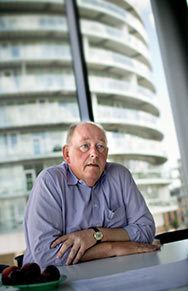 Harald Brsting om den borgerliga regeringens smre utbud av fortbildning av de ickeyrkesutbildade arbetslsa: – Det r srskilt de som har mist sina jobb under krisen. Och det blir inte bttre. – r 2019 kommer vi att ha cirka 90 000 ickeyrkesutbildade, som industrin inte behver. Men samtidigt kommer vi att sakna 60 000 yrkesutbildade arbetare. Om vi skall kunna svara mot framtidens krav p hgre kvalifikationer, br vi allts utbilda dem som saknar yrkesutbildning. Det r helt enkelt det enda sttet. Foto: JAN SOMMER